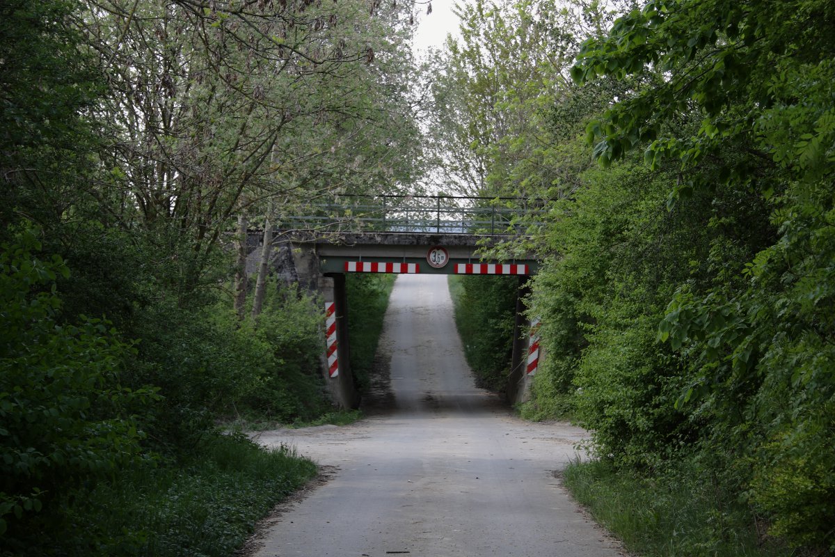 Eisenbahnbrücke über einen Feldweg kurz nach Wehringen