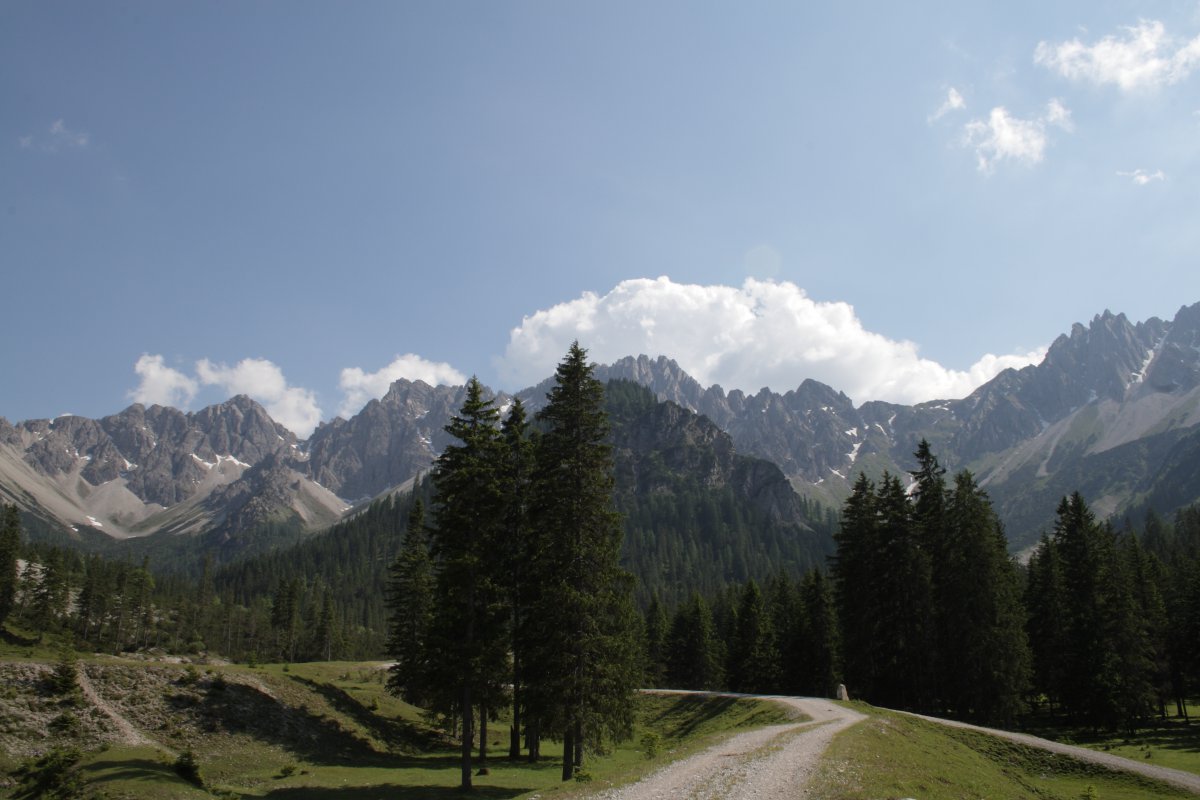 Auffahrt zur Eppzirler Alm: Panorama mit Kuhlojochspitze, Freiungspitzen, Ursprungsattel, Reither Spitze